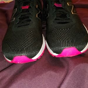 Hot pink and black New Balance tennis shoes 9.5